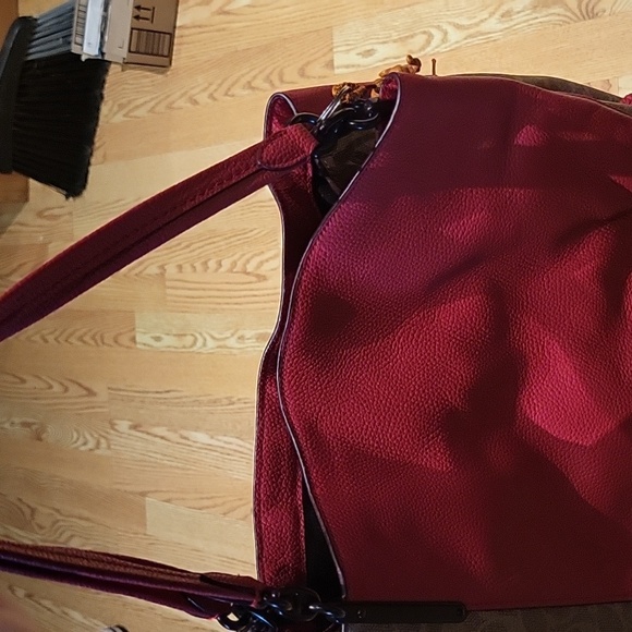 Elegant Burgundy Leather Tote Bag - Picture 2 of 8
